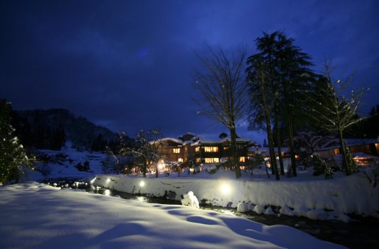 雪の夜の越後長野温泉　新潟の風景