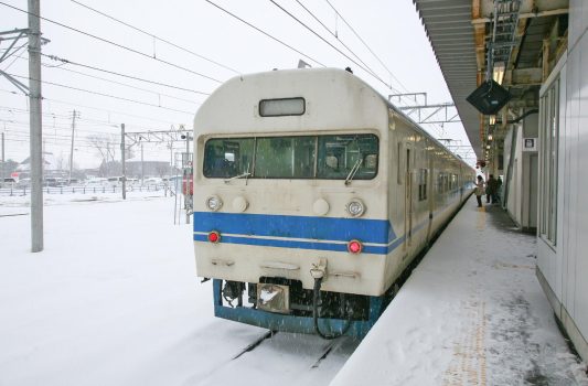 雪の直江津駅　新潟の冬の風景