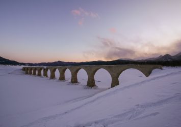 冬のタウシュベツ橋　北海道の風景