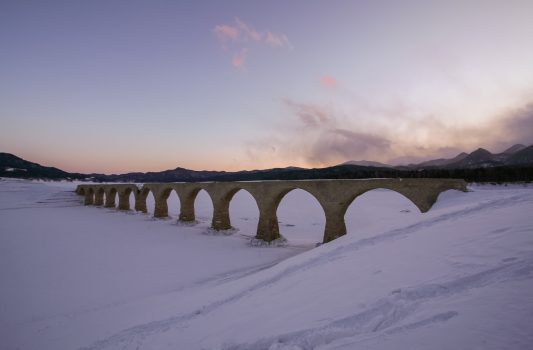 冬の夕暮れのタウシュベツ橋　北海道の風景