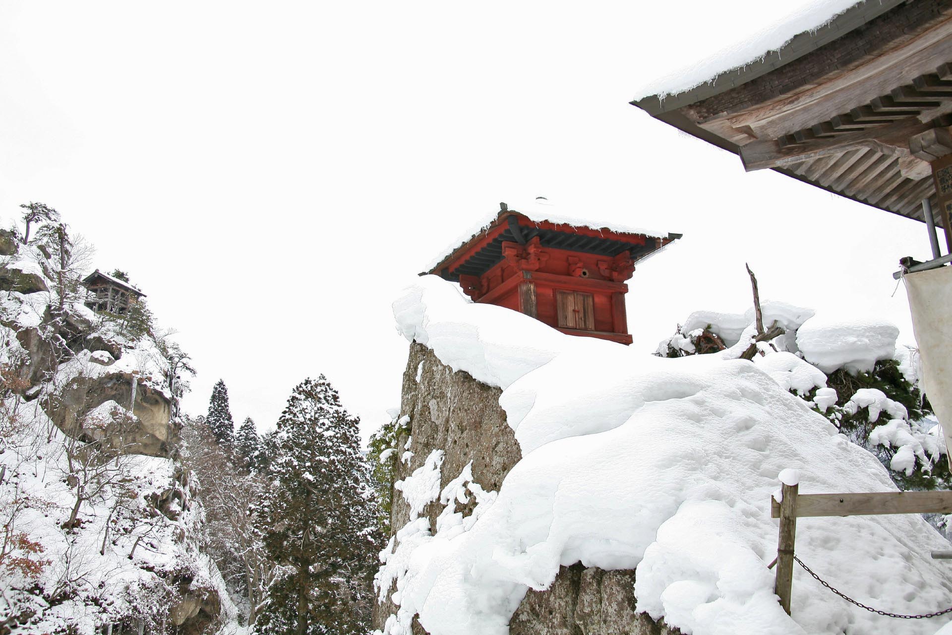 雪の山寺　山形の風景