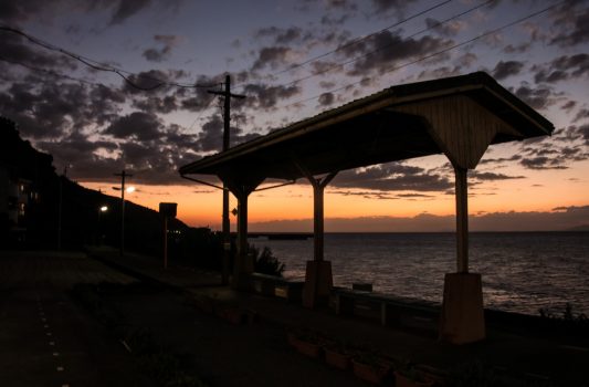 夕暮れの海と下灘駅　愛媛の風景