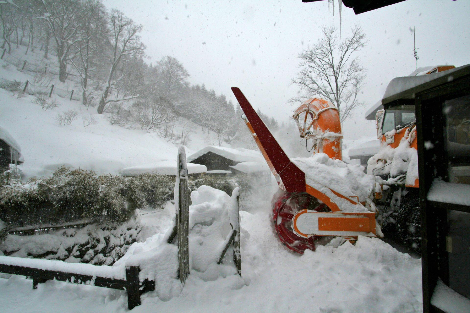 冬の乳頭温泉郷 鶴の湯温泉の除雪の風景　秋田の風景