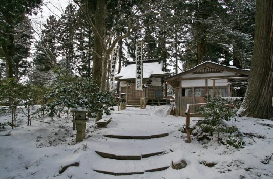 冬の平泉　中尊寺薬師堂　岩手の風景