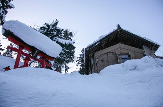 雪の中の大山神社　長野の風景