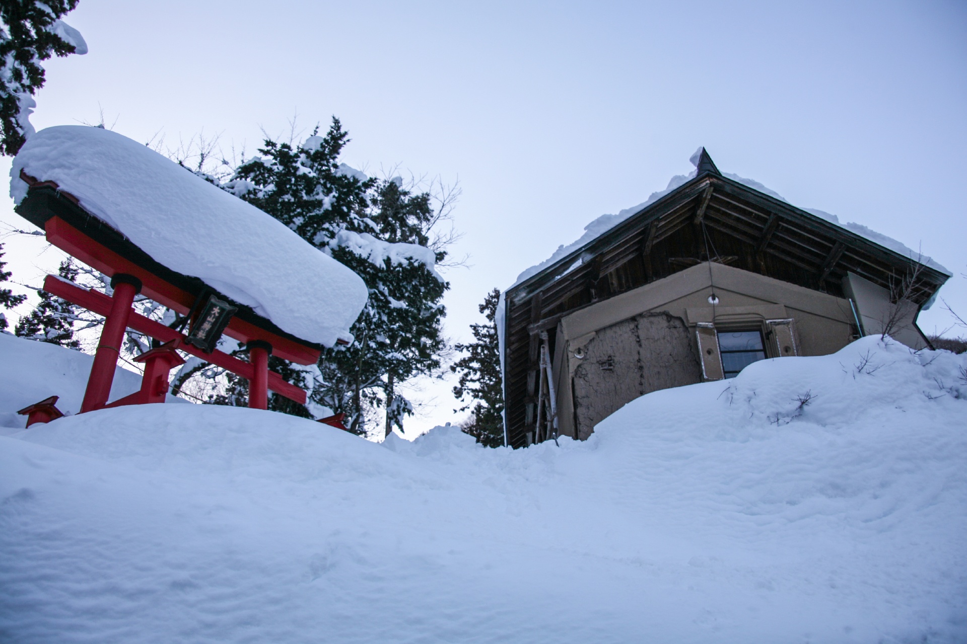 雪の中の大山神社の鳥居　長野の風景