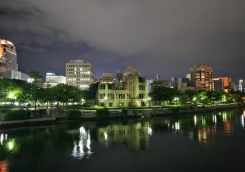 夜の原爆ドーム　広島の風景