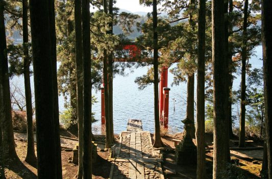 箱根神社「平和の鳥居」と芦ノ湖　神奈川の風景
