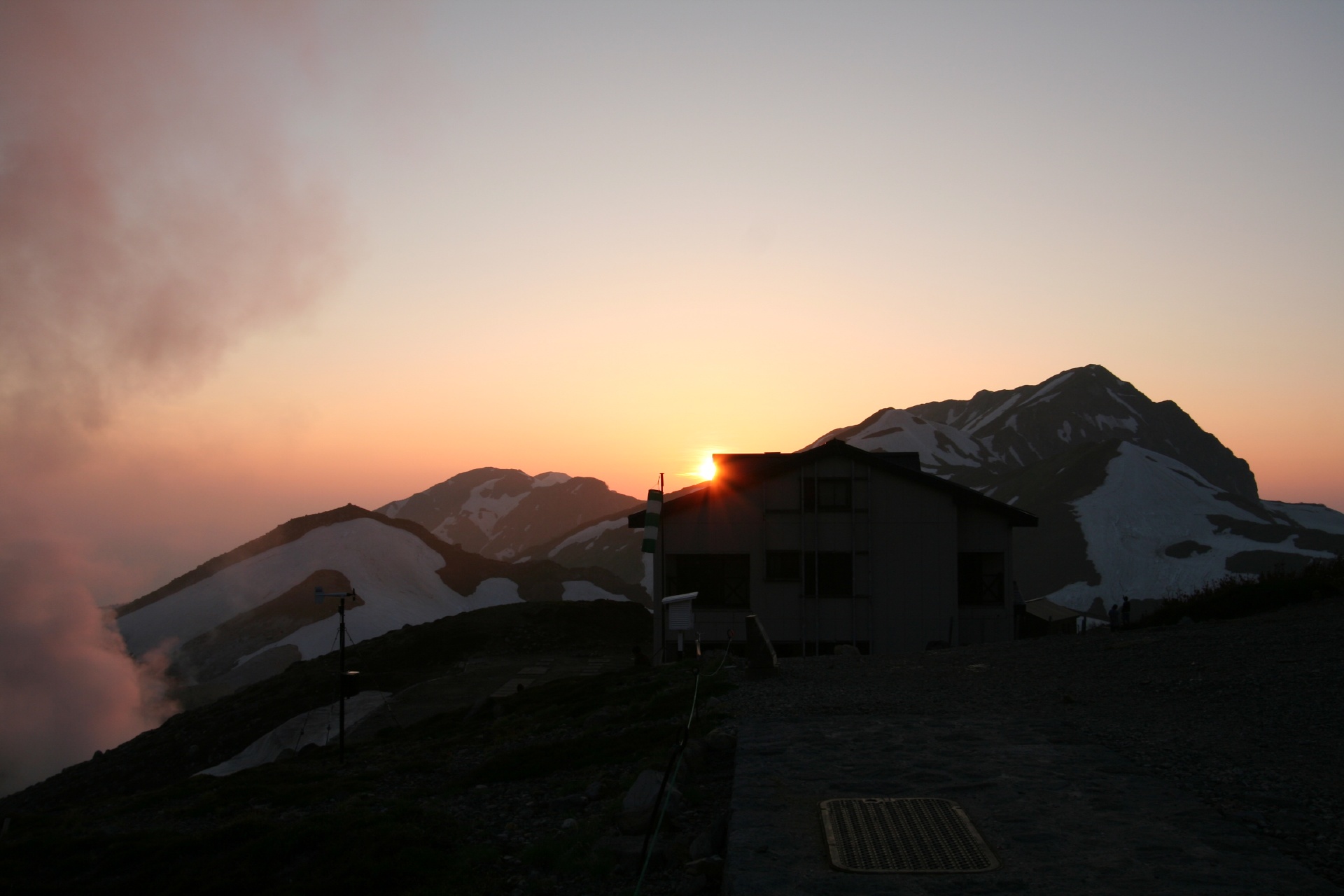 夕暮れの立山　夕日と雷鳥荘　富山の風景