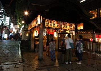 夜の法善寺横丁　大阪の風景