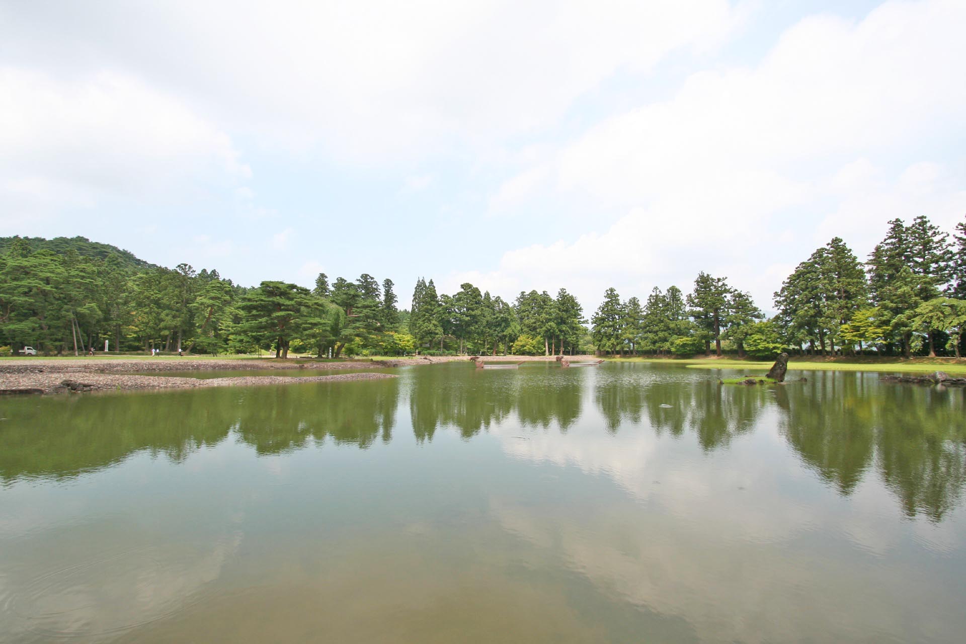 夏の毛越寺の庭園の風景　岩手の風景
