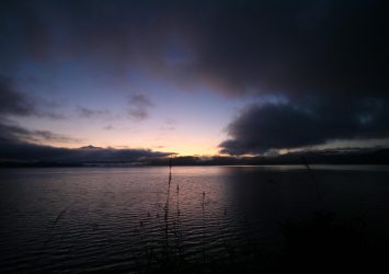 夜明けの田沢湖　秋田の風景