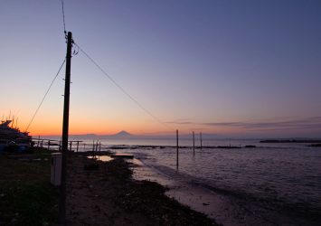 三浦半島から見る夕暮れの海と富士山　神奈川の風景