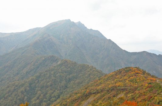 秋の谷川岳　群馬の風景