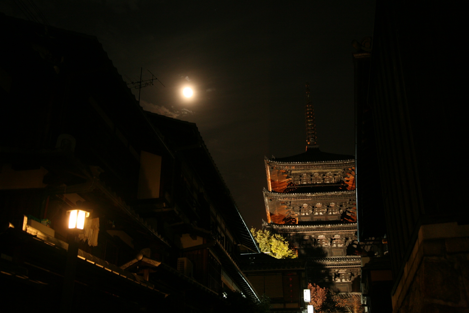 秋の月と八坂の塔　京都の風景
