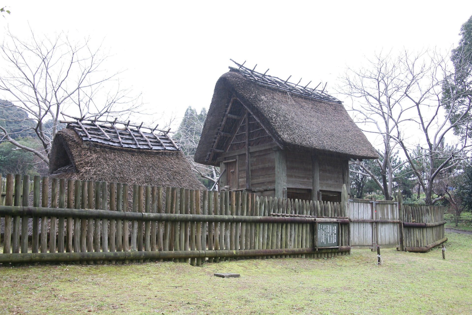 竪穴住居と高床倉庫　福岡の風景