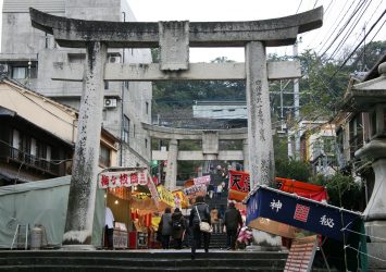 元旦の諏訪神社の参道　長崎の正月風景　日本の元旦の風景