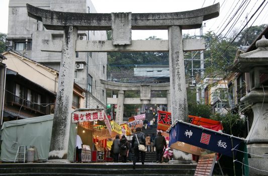 元旦の諏訪神社の参道　長崎の正月風景　日本の元旦の風景
