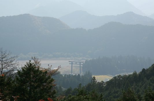 熊野古道から見る大鳥居　和歌山の風景