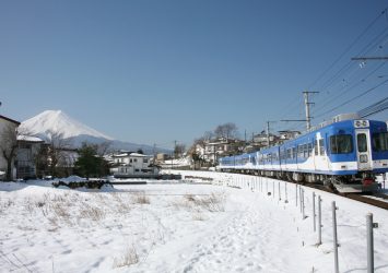 富士山と富士急行　山梨の冬の風景