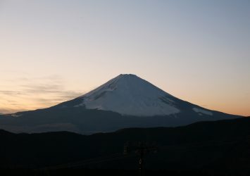 箱根・大涌谷から見る冬の夕暮れの富士山　神奈川の風景