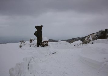 真冬の弥彦山　新潟の冬の風景