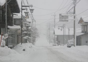 雪の長野街道　群馬の風景