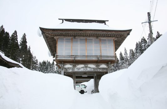 雪の中の薬師寺　山形の冬の風景