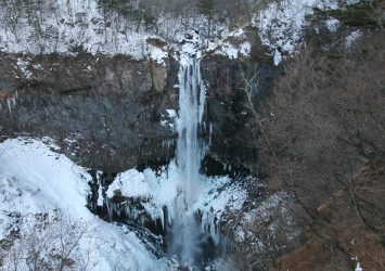 凍結した華厳の滝　冬の日光　栃木の風景