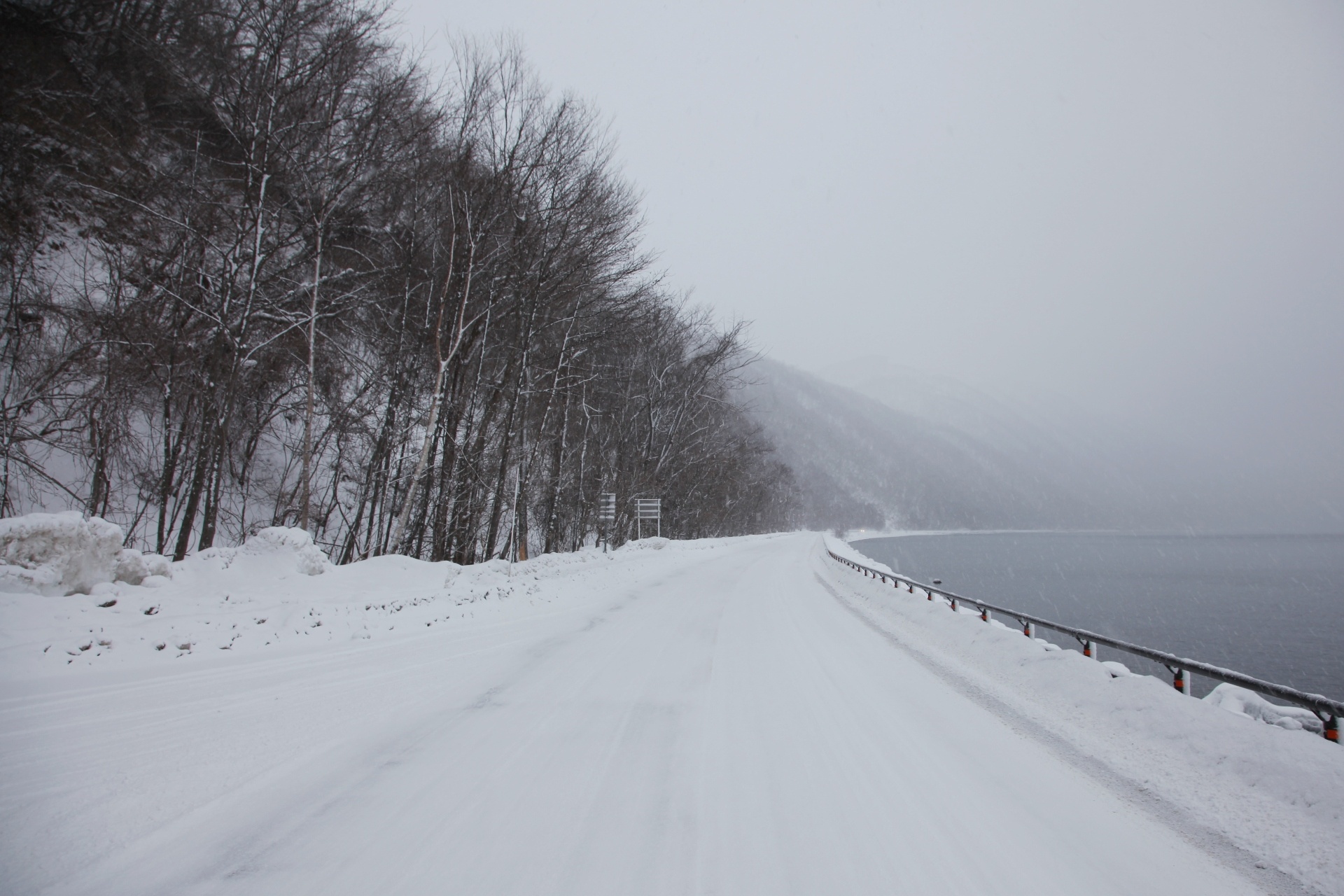 冬の支笏湖畔　北海道の冬の風景