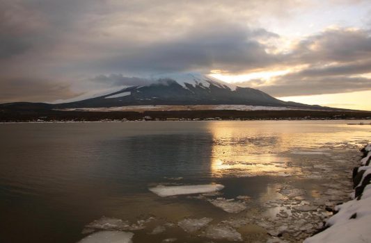 2月の山中湖と富士山　山梨の風景