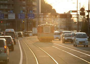 路面電車と夕暮れの松山の風景　愛媛の風景