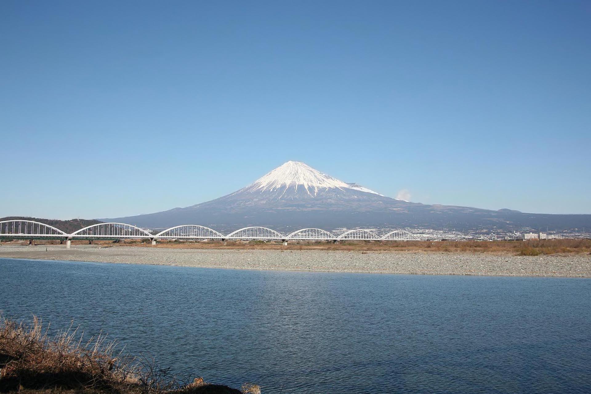 冬の富士山と富士川の風景　静岡の風景