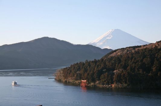 芦ノ湖と富士山　神奈川の風景