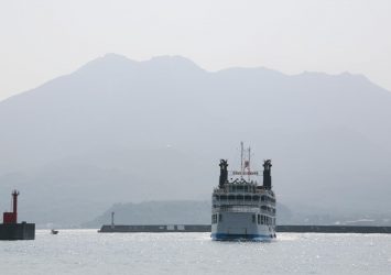 フェリーと桜島　鹿児島の風景
