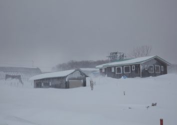 真冬の北海道　雪の中の家　北海道の冬の風景