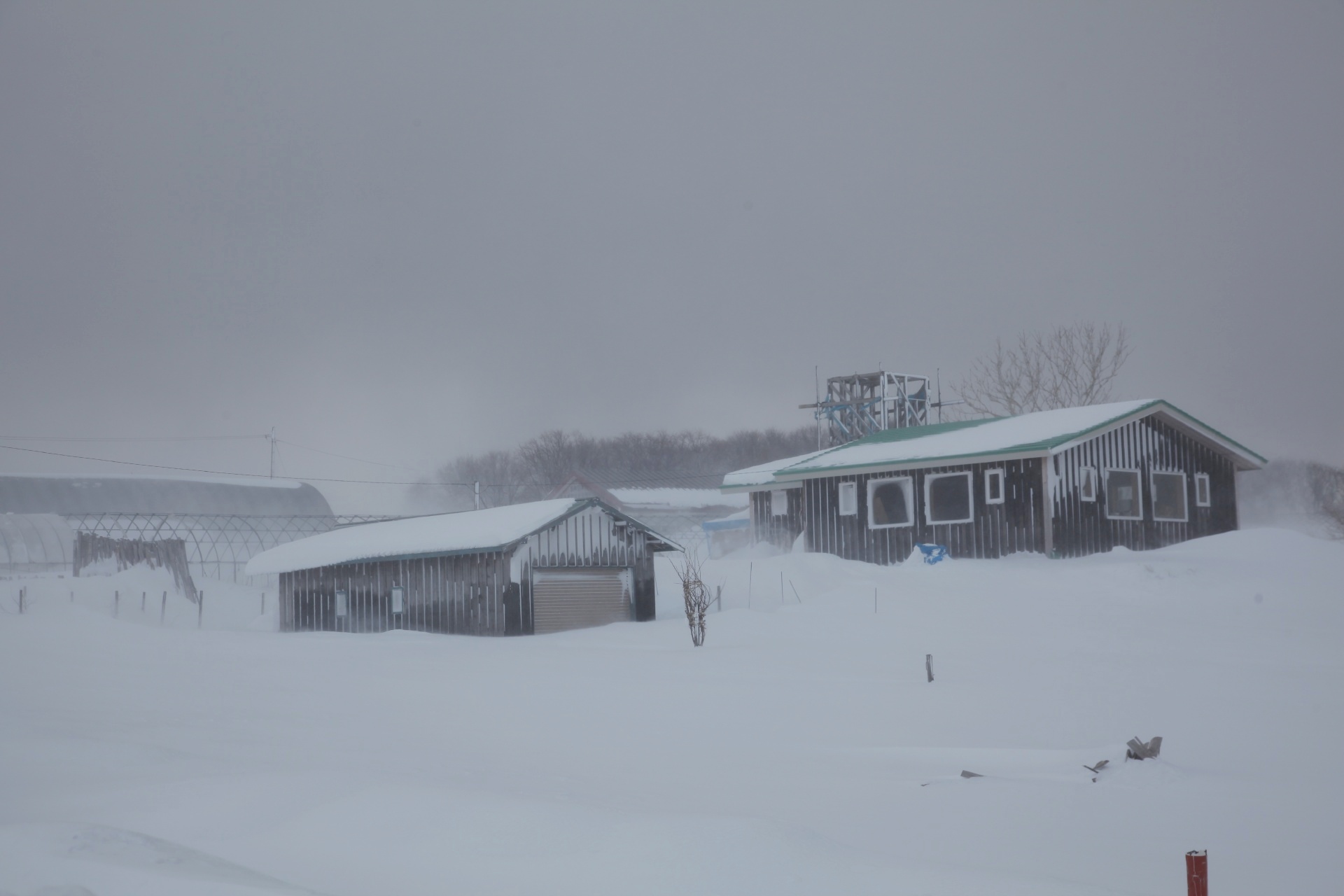 真冬の北海道　雪の中の家　北海道の冬の風景