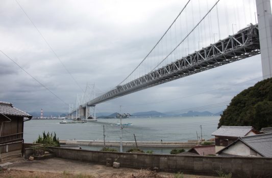 与島から見る瀬戸大橋　香川の風景