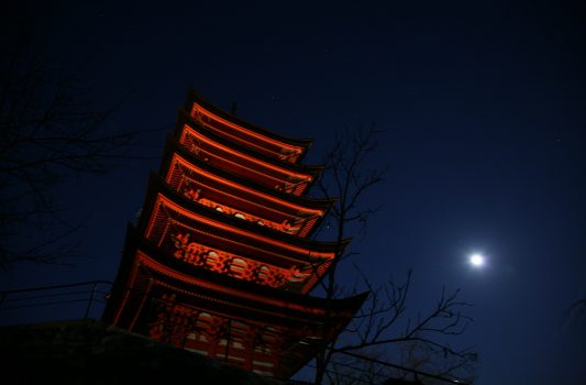 厳島神社五重塔と満月　広島の風景
