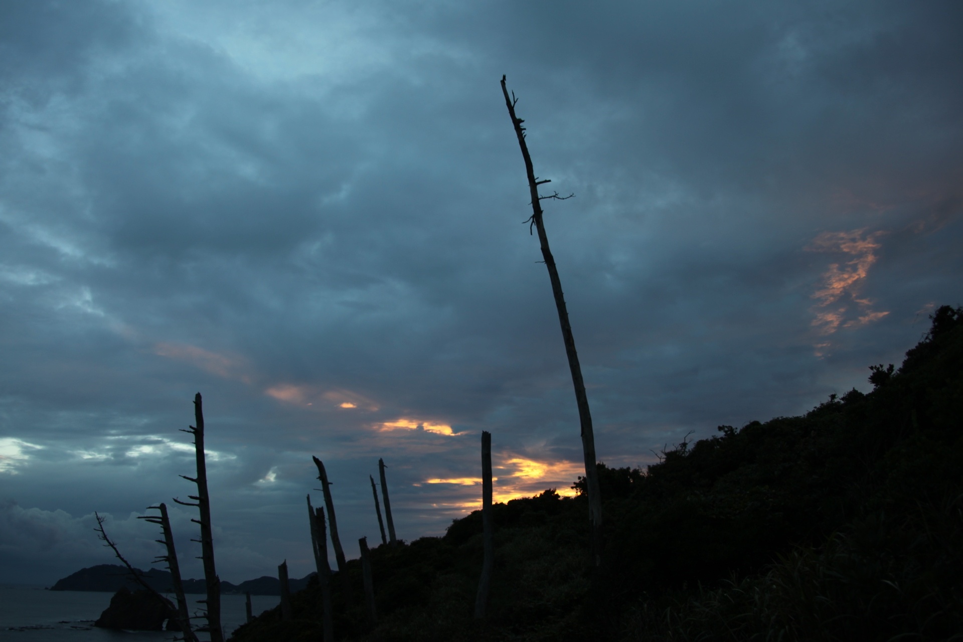 日の出前の加賀の潜戸の幻想風景　島根の風景