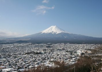 富士山と富士吉田の町並み　山梨の風景