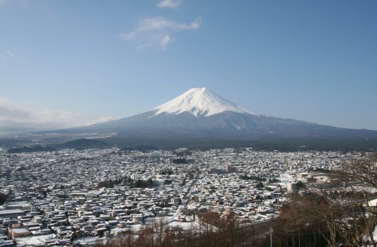 富士山と3月中旬の富士吉田の町並み　山梨の風景