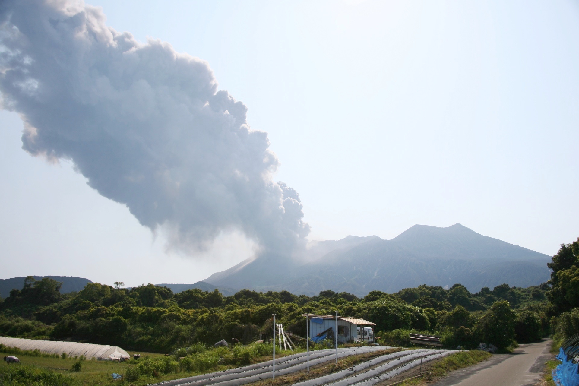 噴煙を上げる桜島　鹿児島の風景