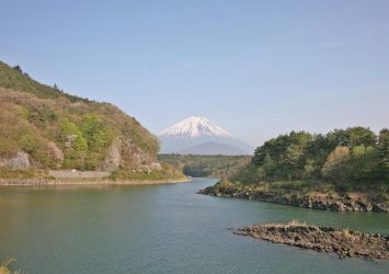 五月の富士山と精進湖　山梨の風景
