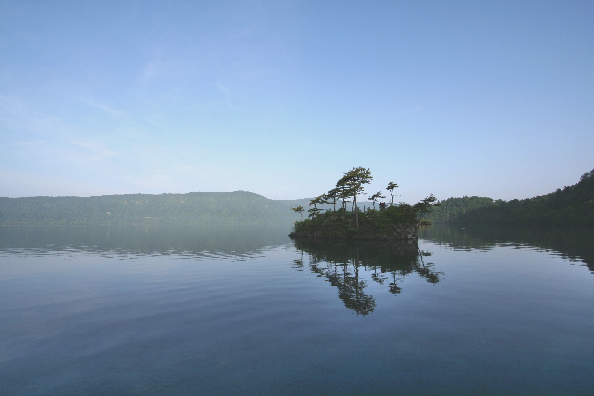 夏の朝の十和田湖　青森の風景