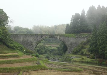 雨の朝の通潤橋　熊本の風景