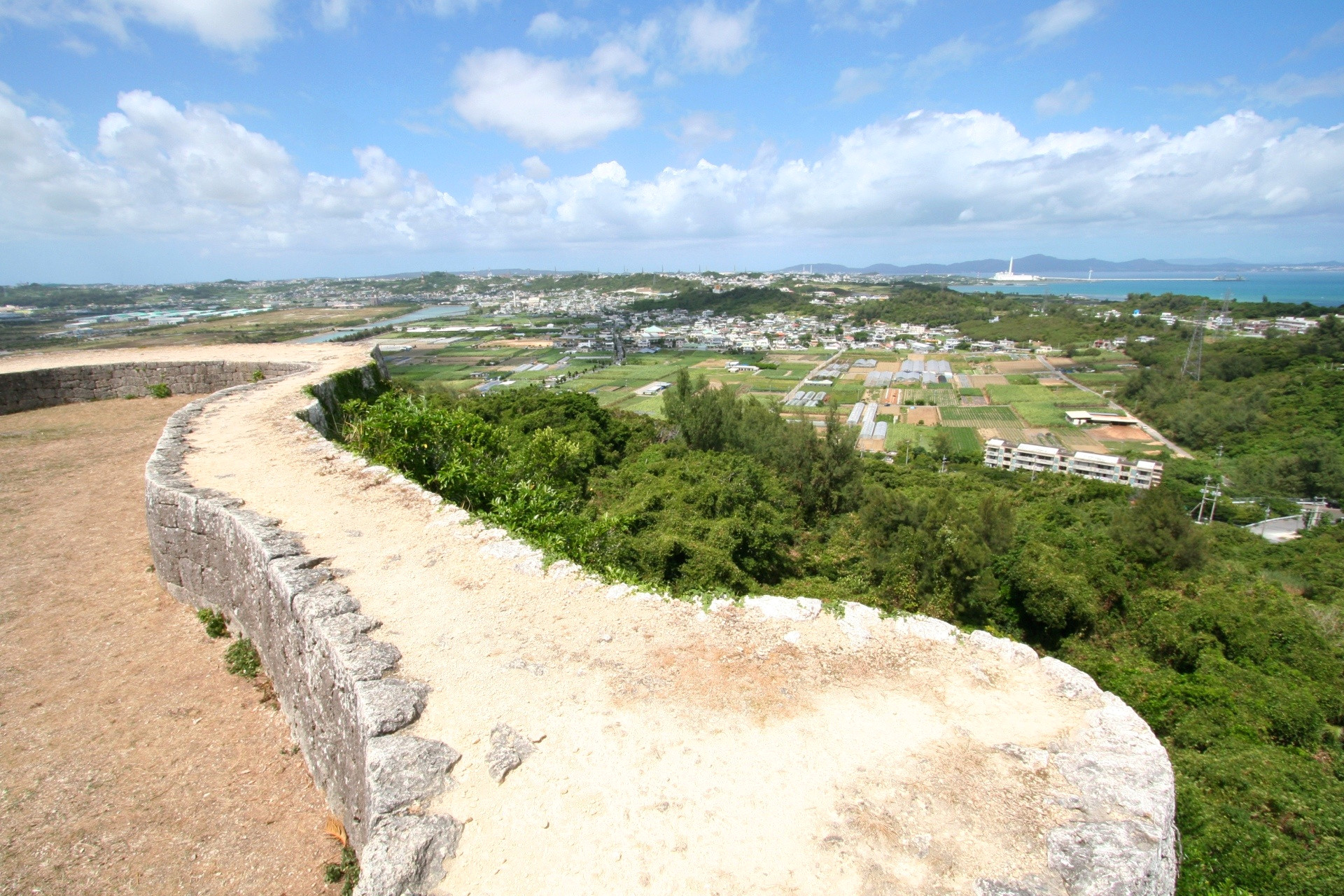 夏の勝連城から見る風景　沖縄の絶景