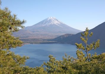 本栖湖と富士山　山梨の風景