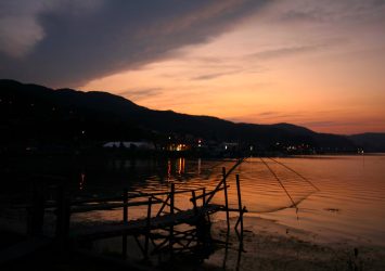 夏の夕暮れの諏訪湖の絶景　長野の風景