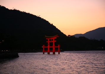夕暮れの厳島神社　大鳥居　広島の風景